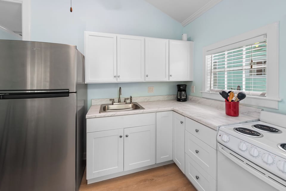 Quaint kitchen with all you need for snack or meal prep!