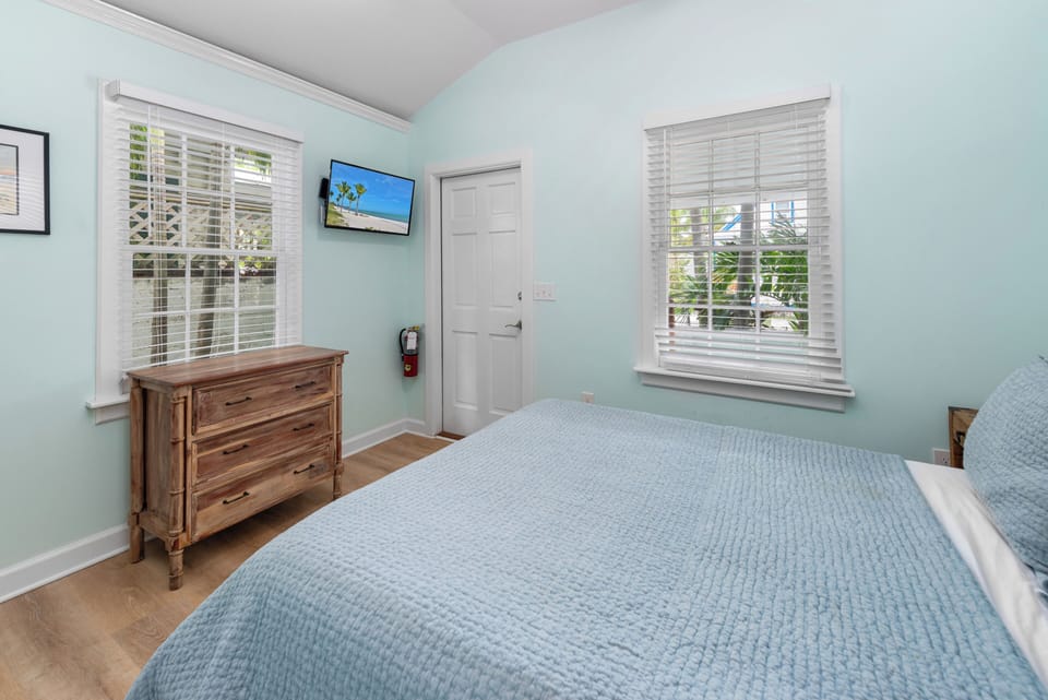 Queen bed with luxurious linens for you!