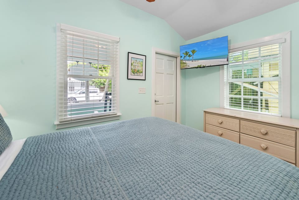 Queen bed with luxurious linens for you!