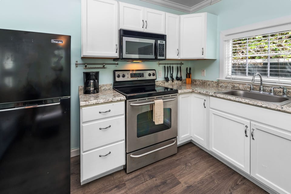 Kitchen has everything you need tor meal or snack prep!