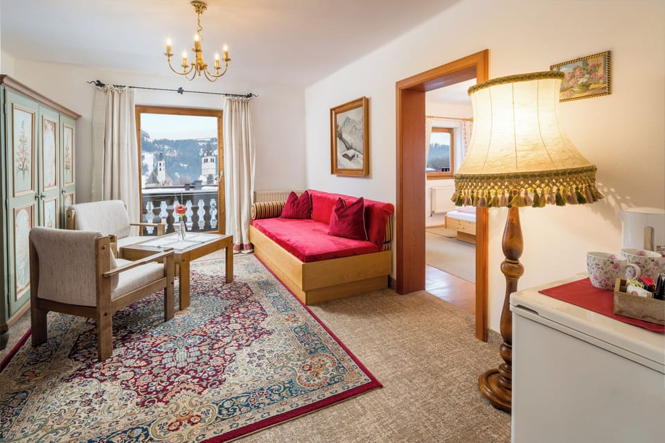 Suite, Balcony, Mountain View | Living area