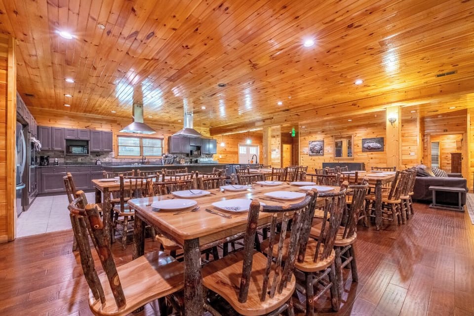 Mayes Landing's kitchen and dining area