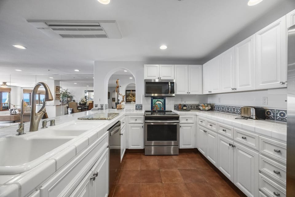 10. Kitchen 2   b7fe6df3-0e63-4e4a-8ad9-