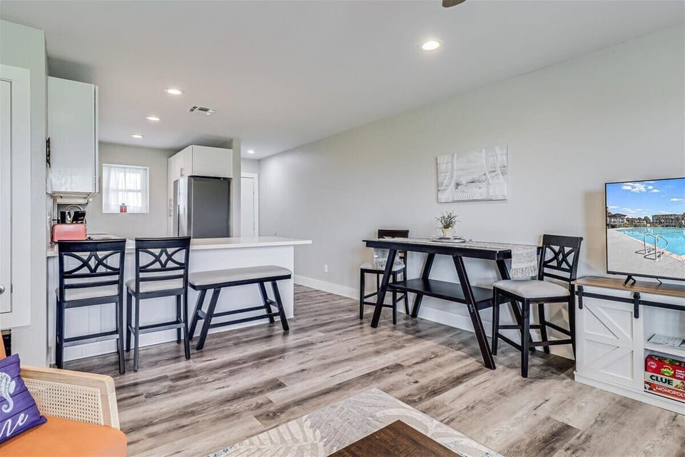 Kitchen Bar/Dining Table