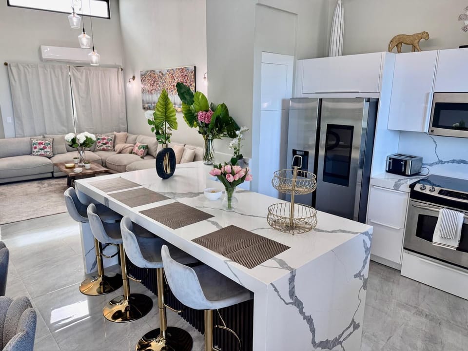 Kitchen island with 4 additional seats