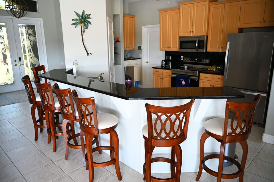 Spacious kitchen with 7 barstools