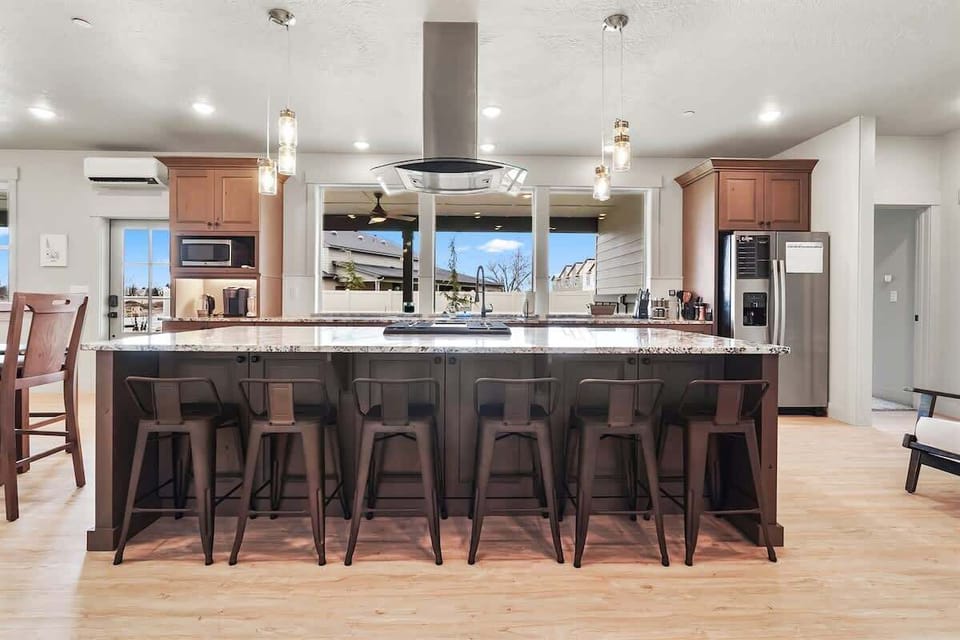 Seats 6 at the kitchen bar