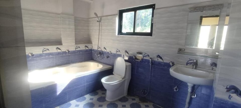 Deluxe Double Room, 1 Double Bed, Lake View | Bathroom | Towels, soap, toilet paper