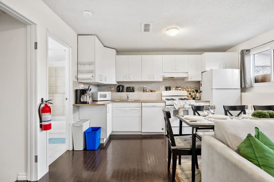Enjoy and cook up your favorite meal with a fully stocked kitchen, dining table & chairs with a great view of the TV.