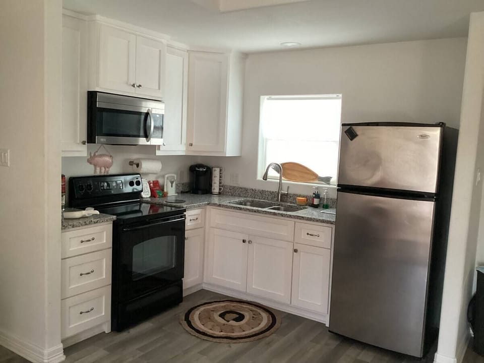 All equipped kitchen. Appliances, blender, toaster, coffee maker, tea electric, 