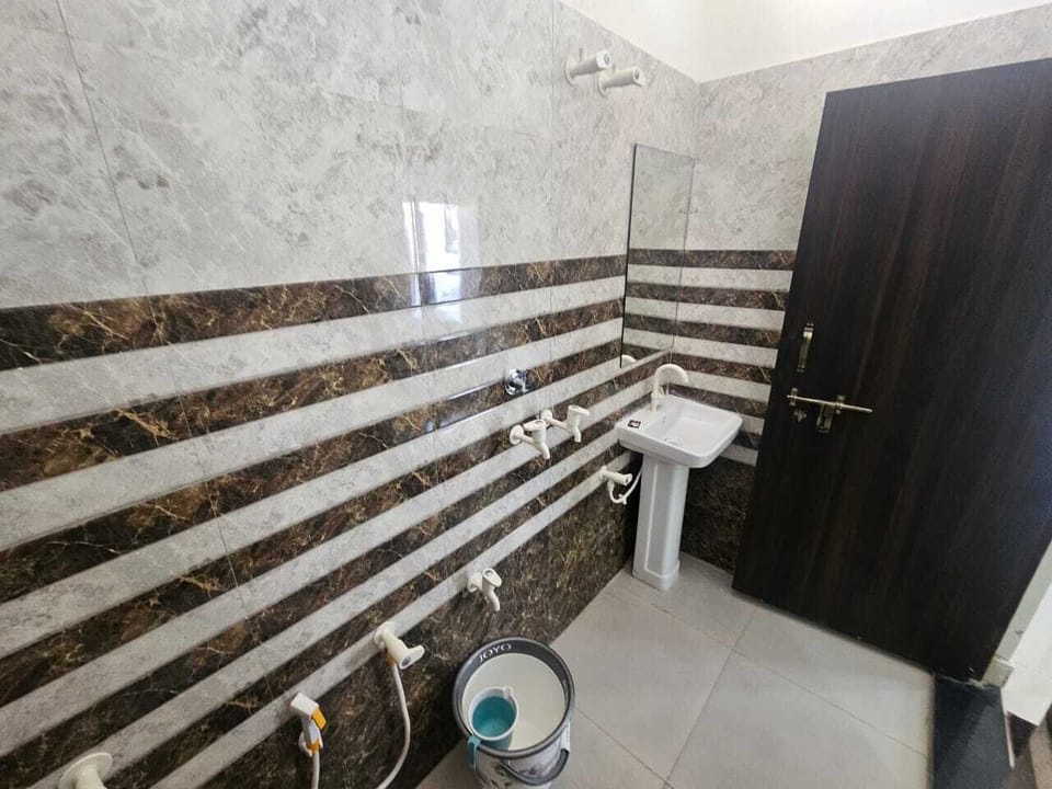 Family Single Room, Garden View | Bathroom | Shower, towels, soap, shampoo
