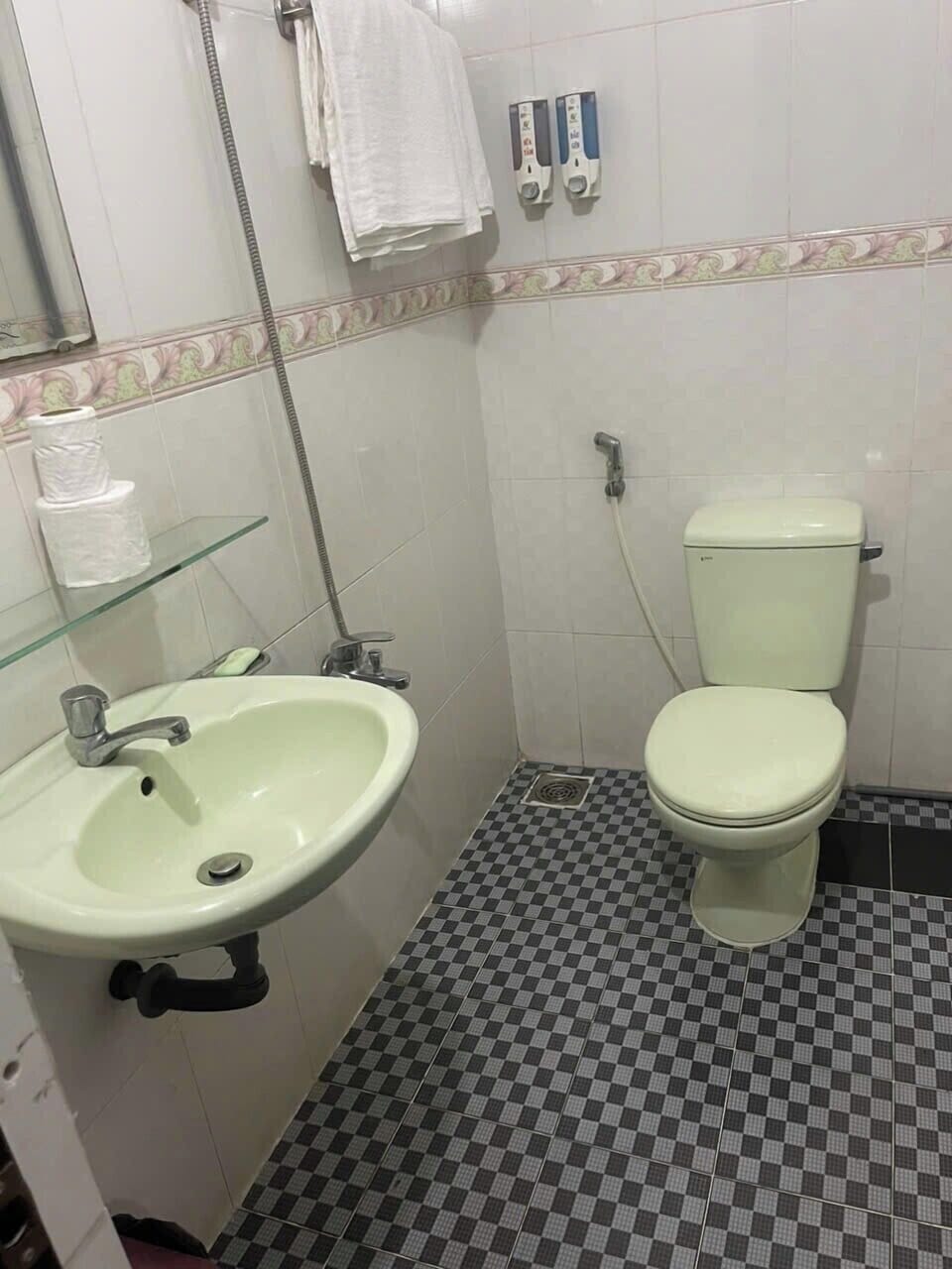 Shower, rainfall showerhead, free toiletries, slippers