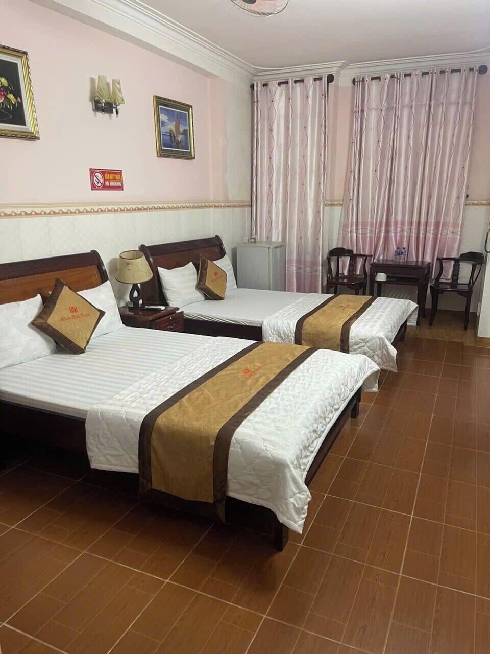 Desk, free WiFi, bed sheets