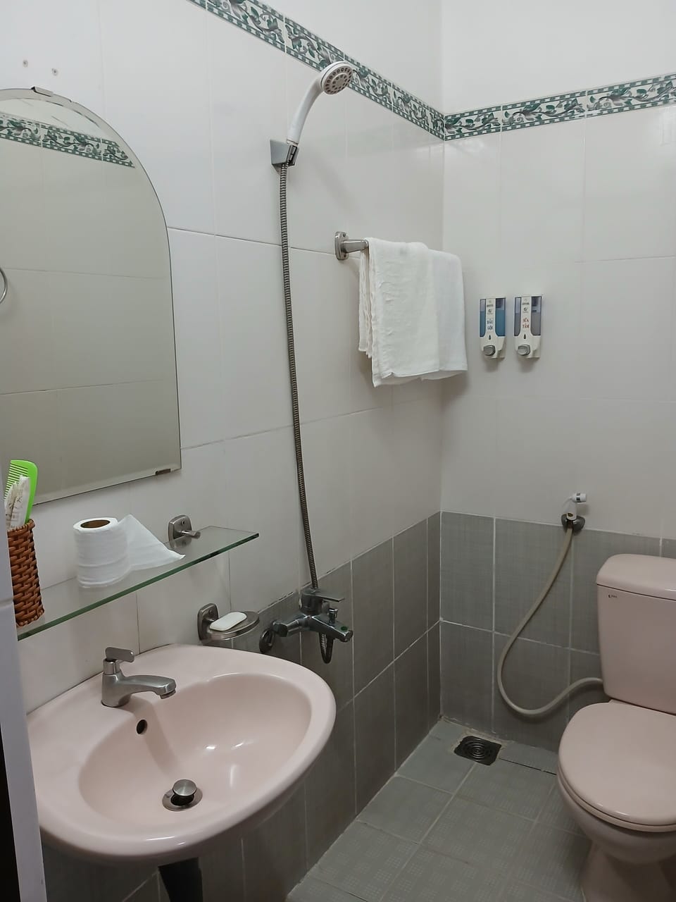 Shower, rainfall showerhead, free toiletries, slippers