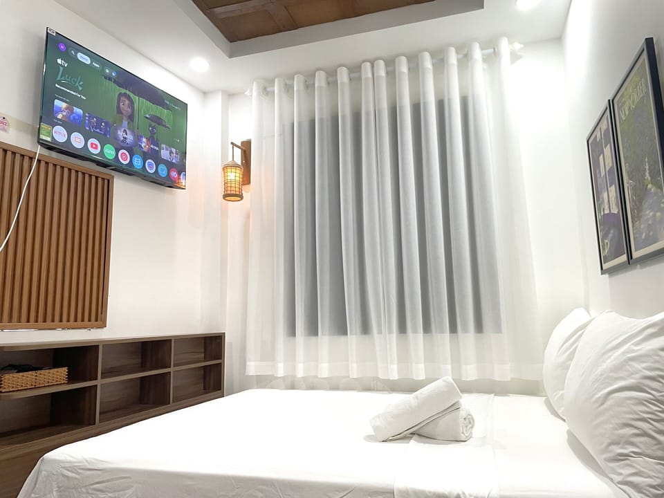 Comfort Room, 1 Queen Bed, Non Smoking, City View (302) | In-room safe, desk, laptop workspace, soundproofing