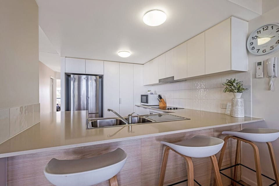 Fully equipped kitchen with breakfast bar