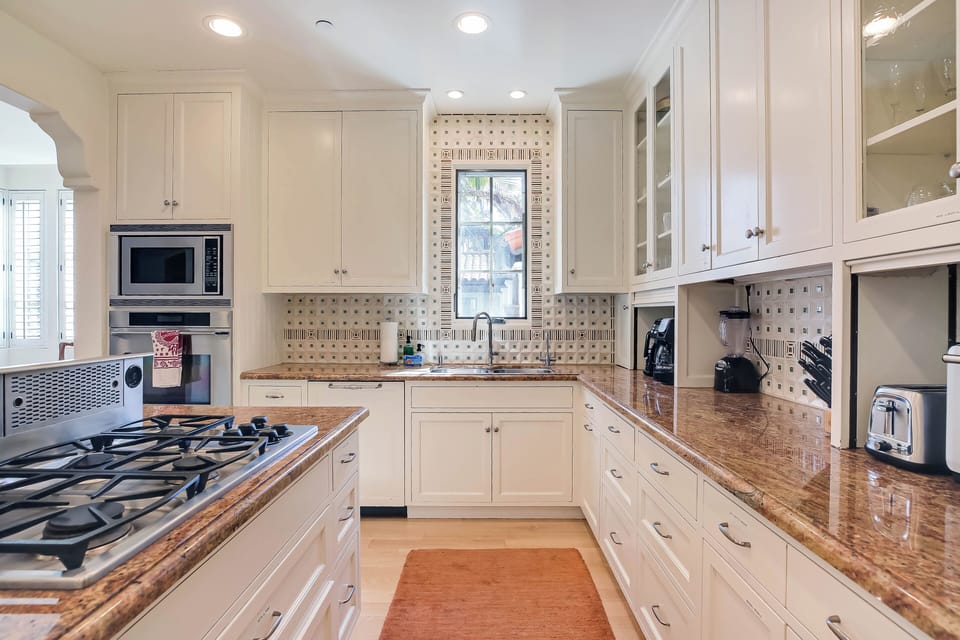 Most kitchen amenities are provided to guests.