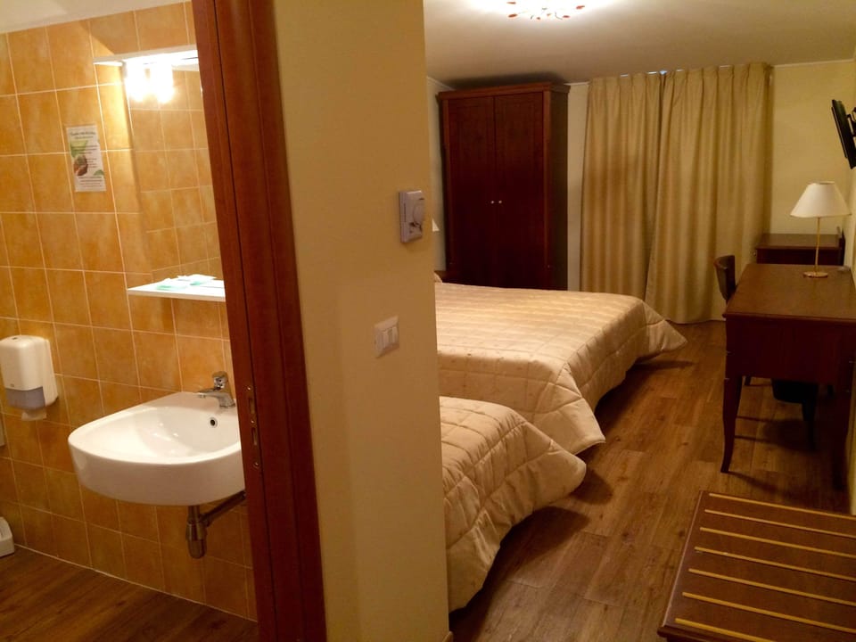 Standard Triple Room, Balcony, Garden View | Bathroom | Hair dryer, bidet, towels, soap
