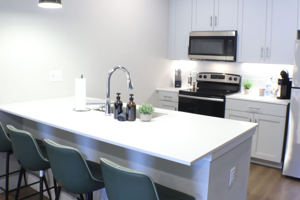 The kitchen space is fully equipped with everything you need to dine ! 