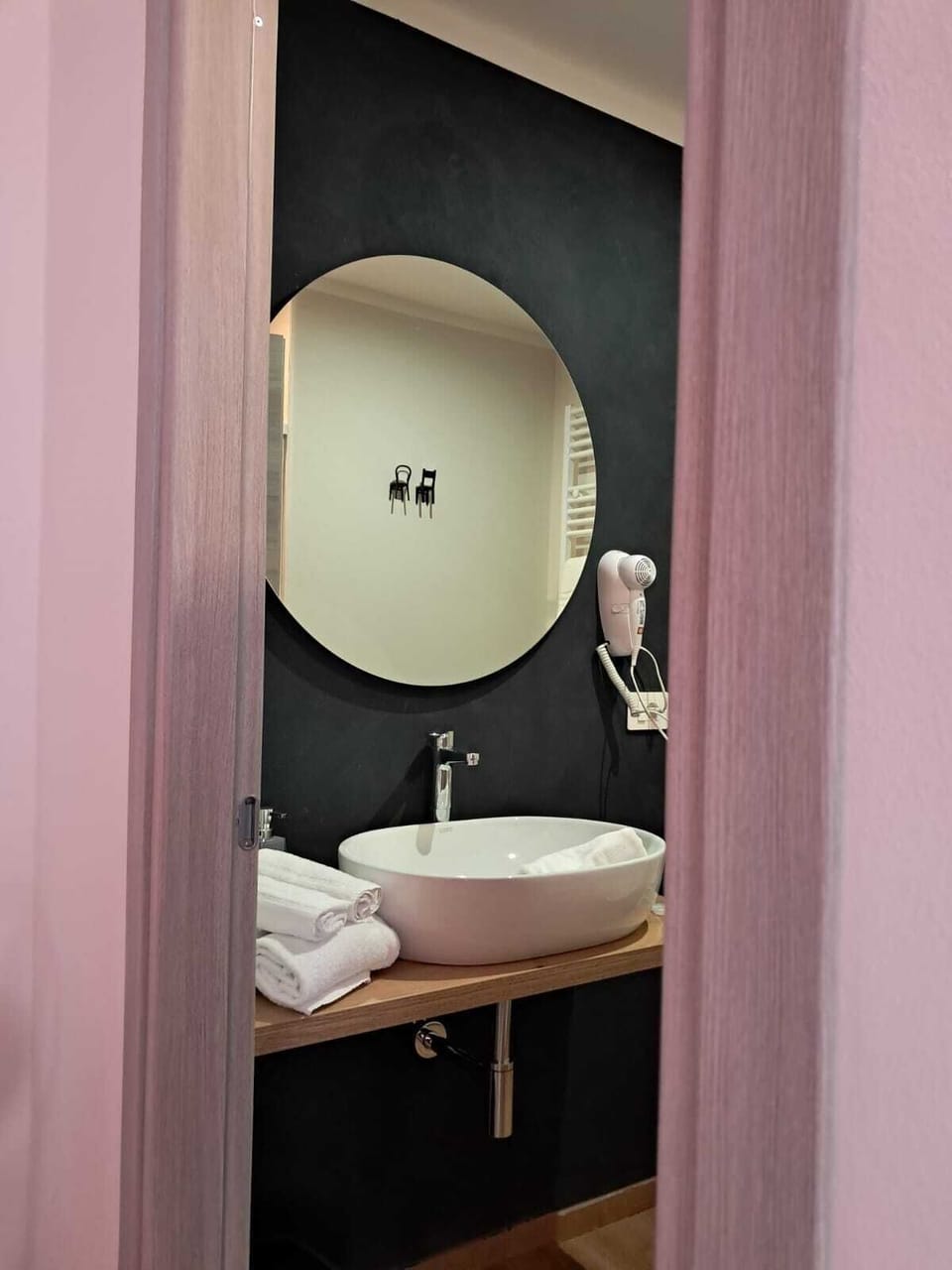 Basic Room | Bathroom | Hair dryer, towels, soap, shampoo