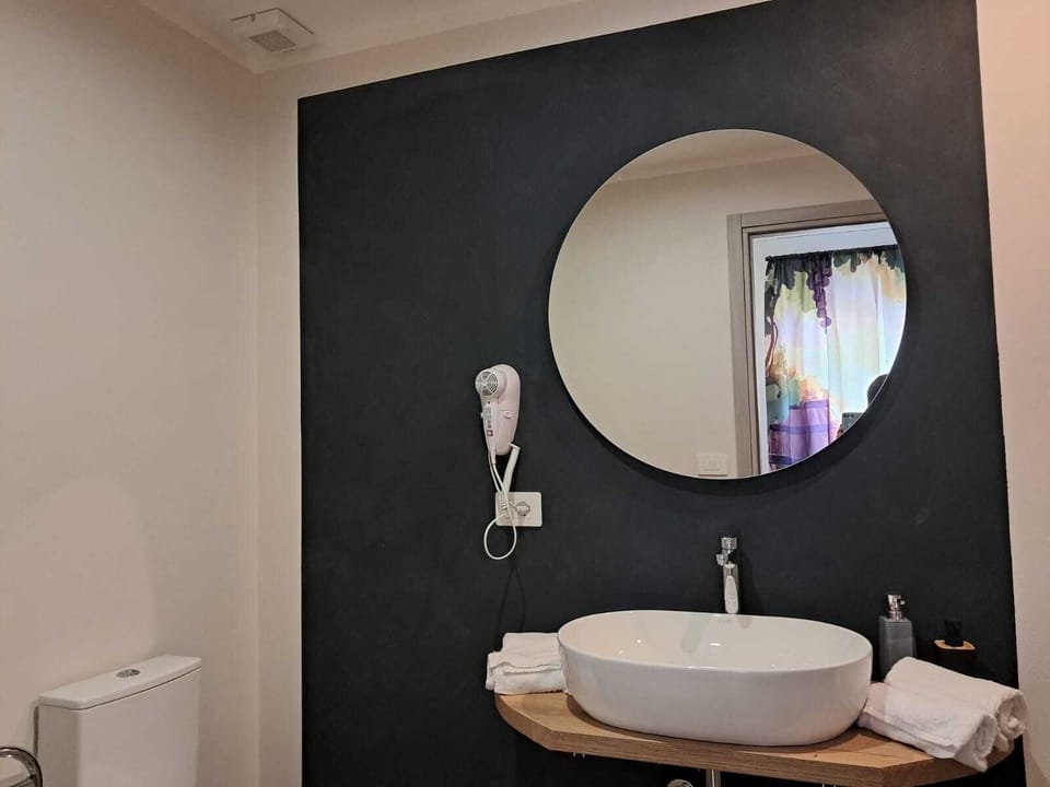 Deluxe Room | Bathroom | Hair dryer, bidet, towels, soap