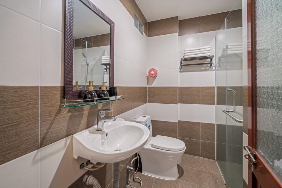 Shower, rainfall showerhead, free toiletries, hair dryer