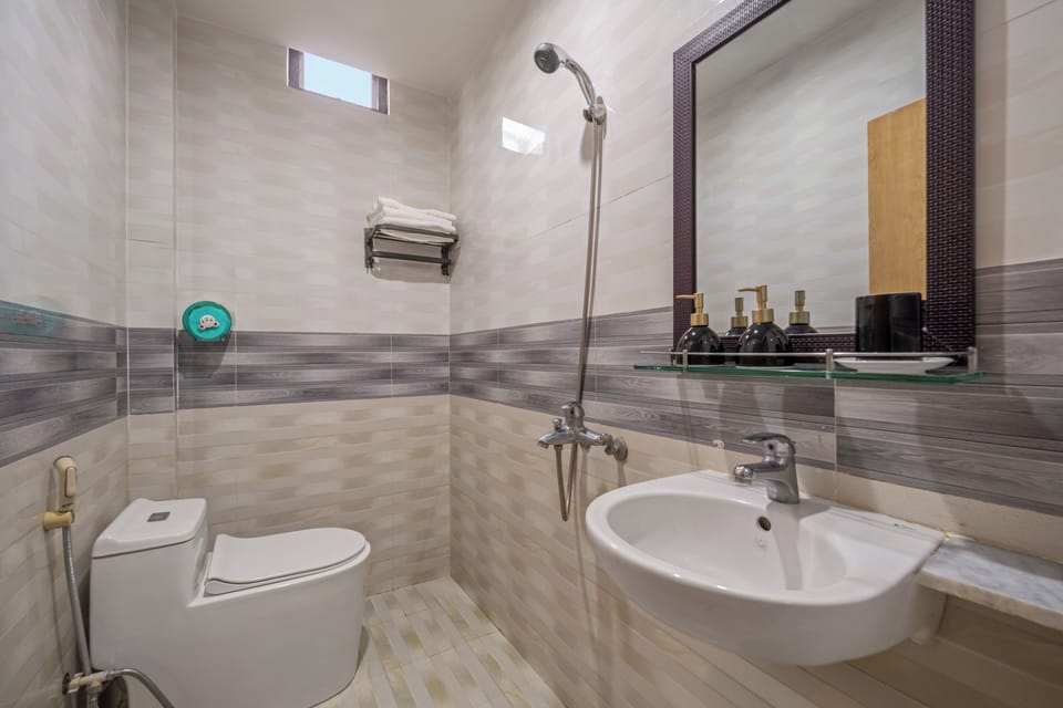 Superior Double Room | Bathroom | Shower, rainfall showerhead, free toiletries, hair dryer