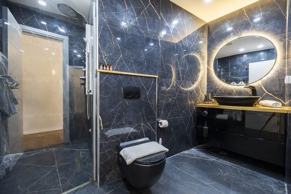 Royal Suite | Bathroom | Shower, hydromassage showerhead, designer toiletries, hair dryer