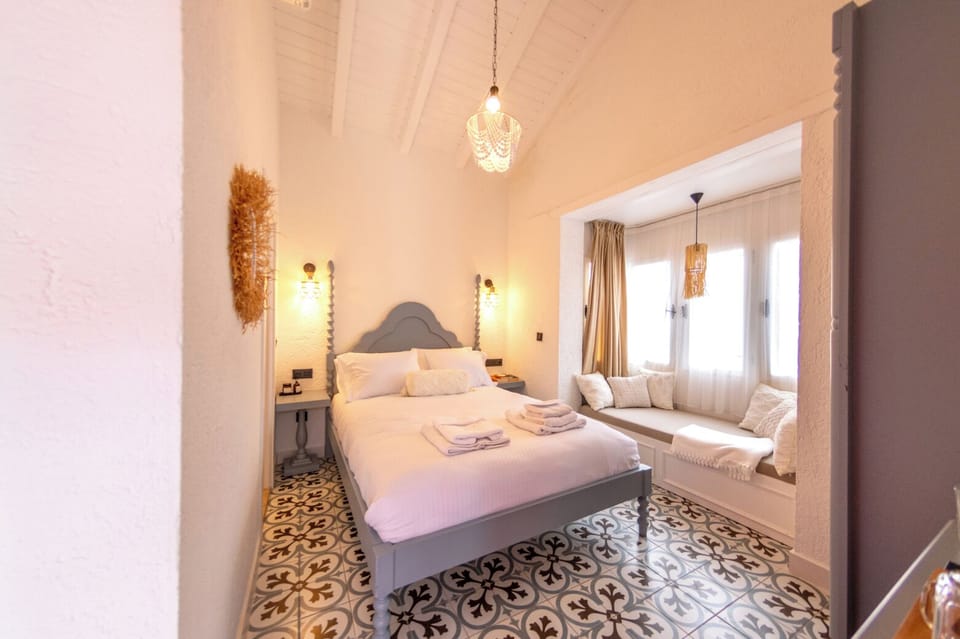 Deluxe Room | Premium bedding, minibar, in-room safe, blackout drapes