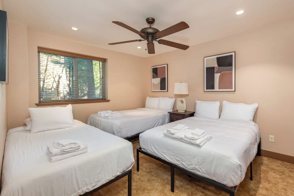 Bedroom 4 (Downstairs - 2 Full Beds, 1 Twin)
