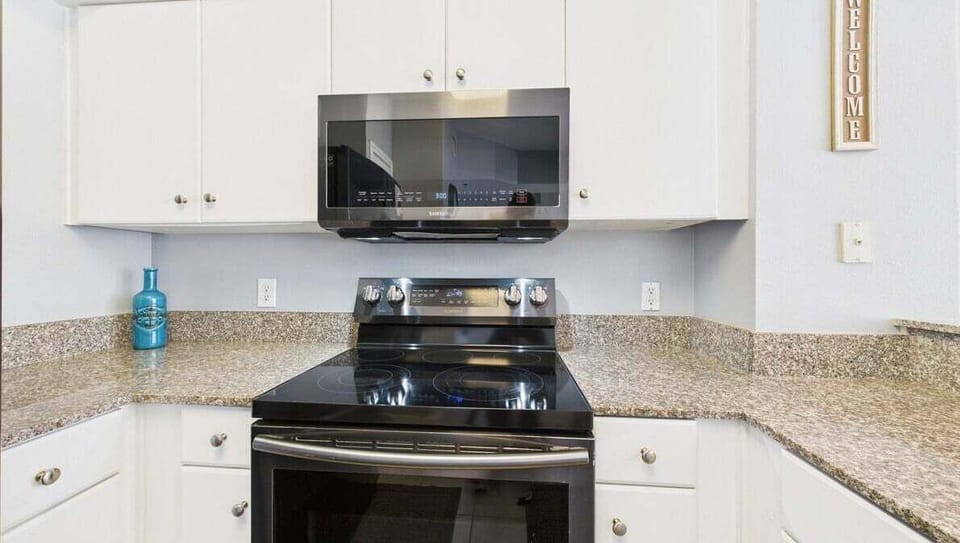 Full kitchen with breakfast bar and all the cooking essentials