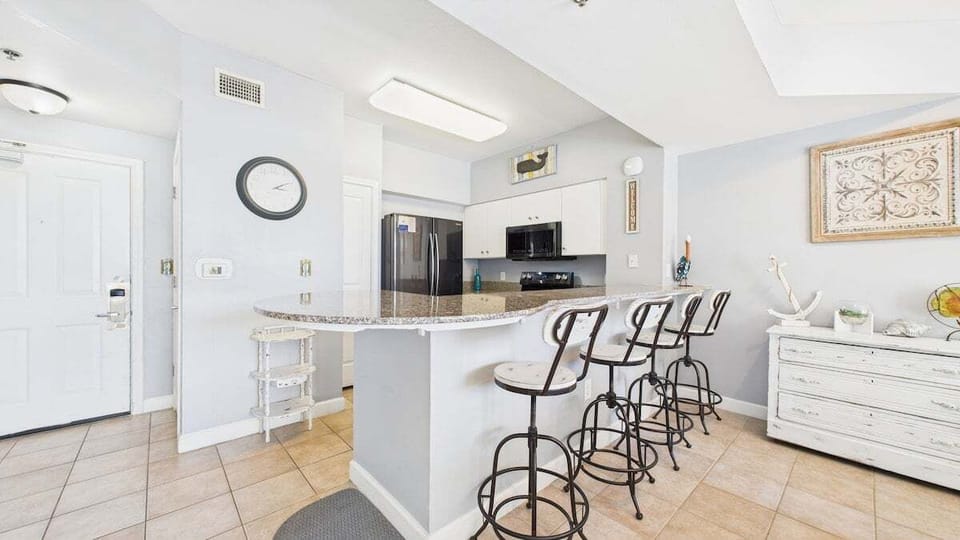 Full kitchen with breakfast bar and all the cooking essentials