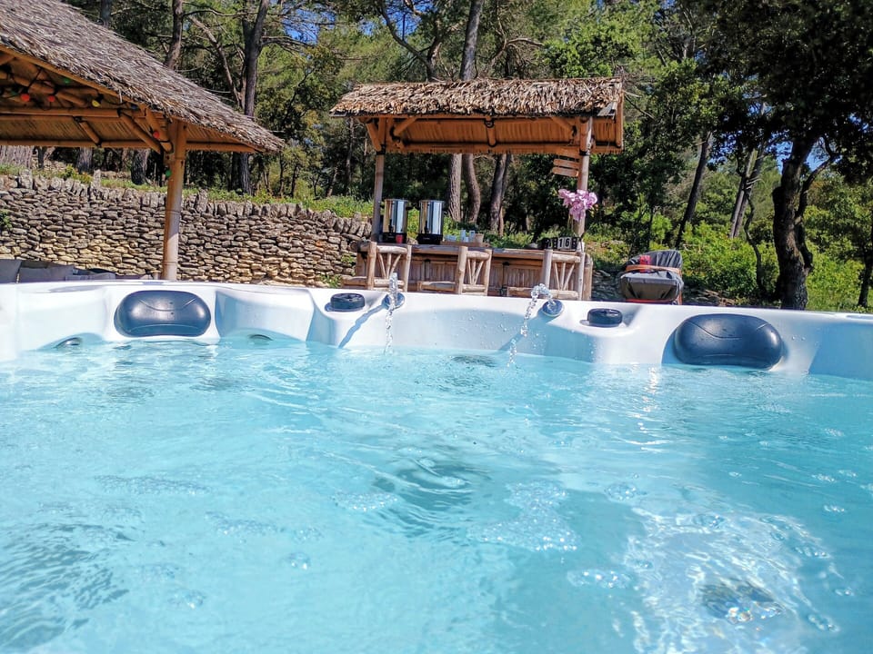 Outdoor spa tub