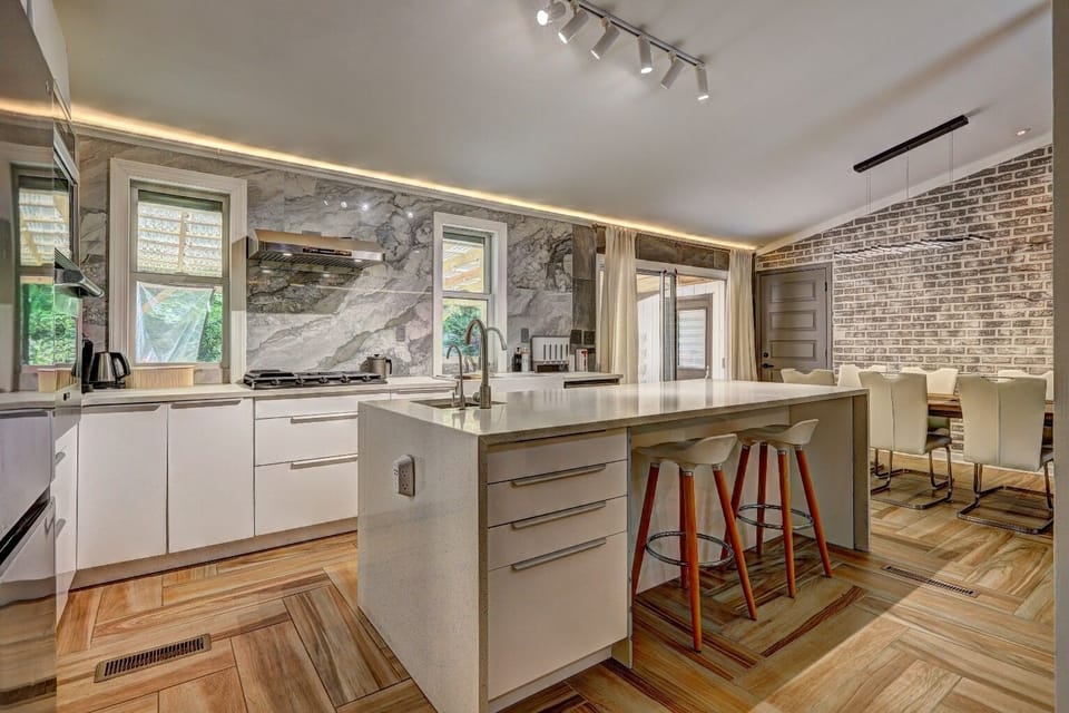 Grandeur Kitchen for chef host to entertain your guest 