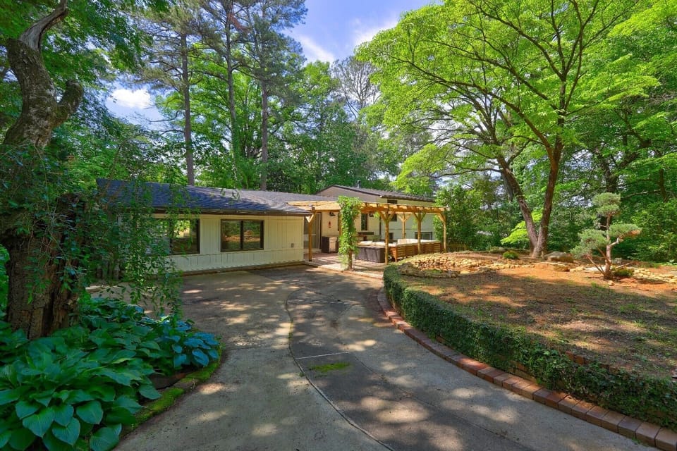 Unwind in Lush Greenery Backyard 