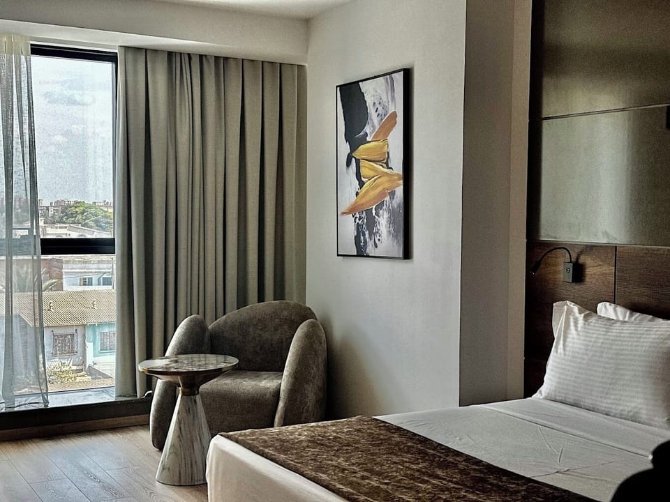 Double or Twin Room | Minibar (free items), desk, laptop workspace, WiFi (free)