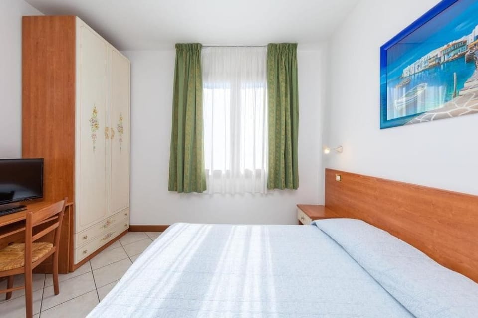 Desk, laptop workspace, WiFi (free), bed sheets