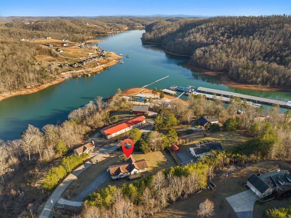 conveniently located to Sugar Hollow Marina