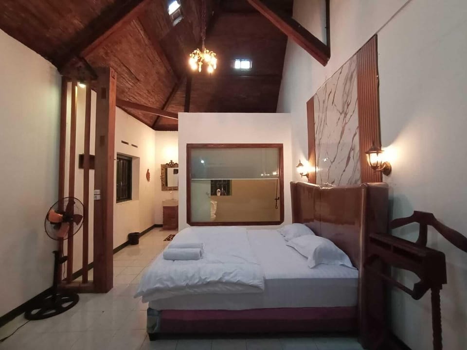 Classic Studio Suite, 1 King Bed | Bed sheets