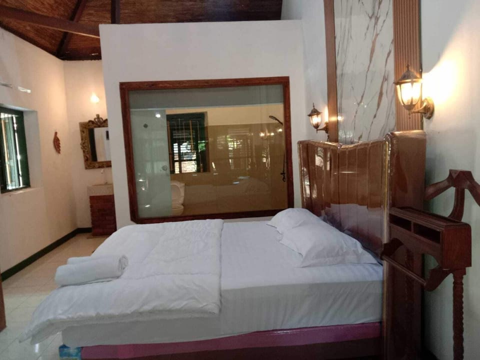 Classic Studio Suite, 1 King Bed | Bed sheets