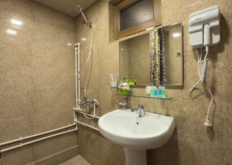 Double Room, Patio, Garden View | Bathroom | Hair dryer, towels, soap, shampoo