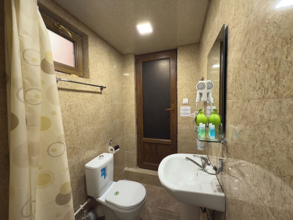 Twin Room, Garden View | Bathroom | Hair dryer, towels, soap, shampoo
