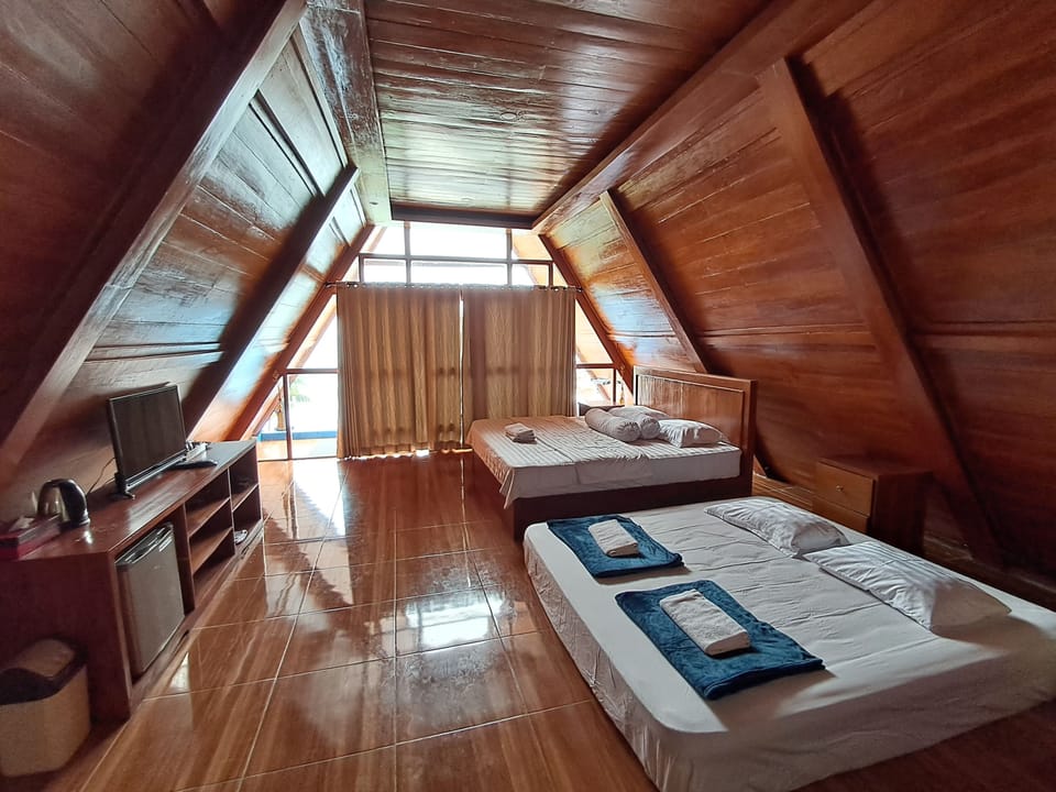 Presidential Suite | Desk, bed sheets