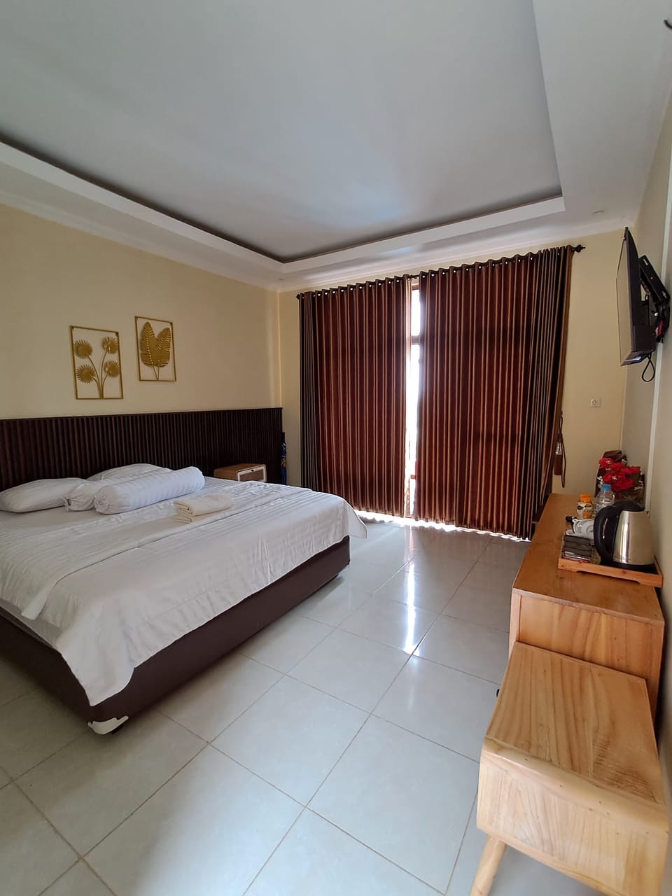 Suite | Desk, bed sheets