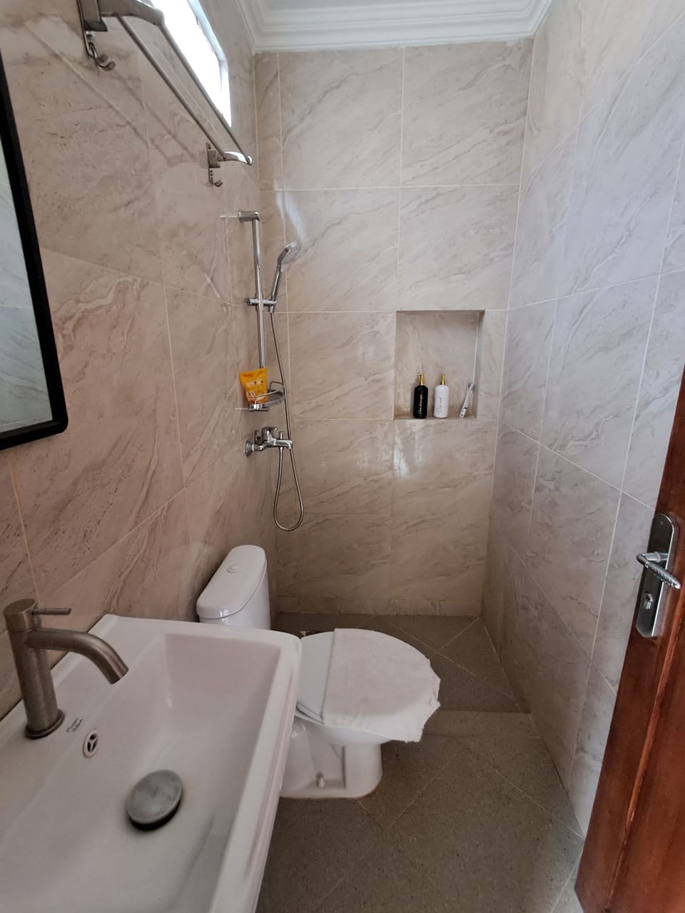 Superior Room | Bathroom | Shower, rainfall showerhead, free toiletries, towels
