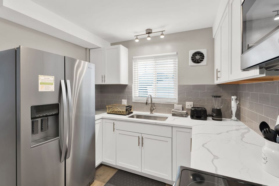 • Fully Equipped
• Beverage Station