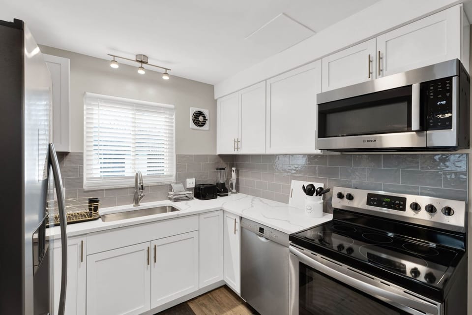 • Fully Equipped
• Beverage Station