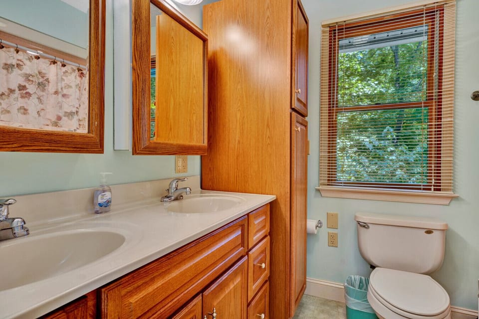 Master suite full bath with two sinks and plenty of space to freshen up