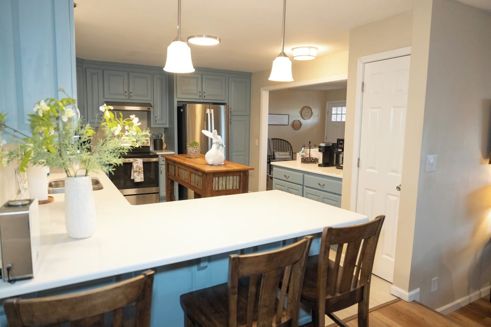 kitchen bar to seat 3