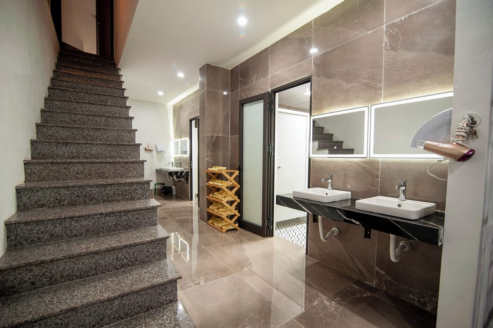 Shower, free toiletries, hair dryer, bidet